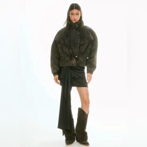 Lorena Saravia H&M
VOLUMINOUS TWILL JACKET DARK BROWN SIZE XL